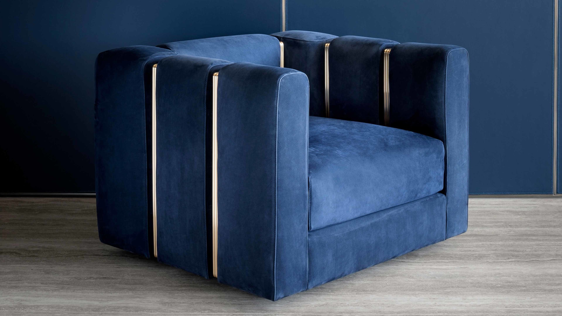 Club armchair | Rugiano. Elegant armchair with brushed brass and bronze accents, creating a sophisticated pattern with luxurious leather upholstery.
