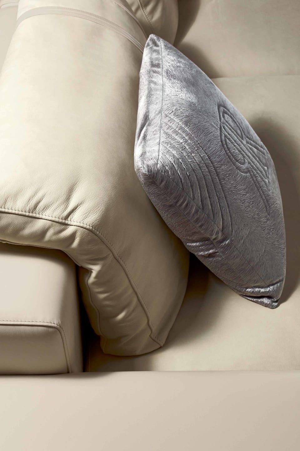Miami pouf | Rugiano. Modular sofa with contemporary design, offering exceptional comfort and versatile configurations for any modern living space.
