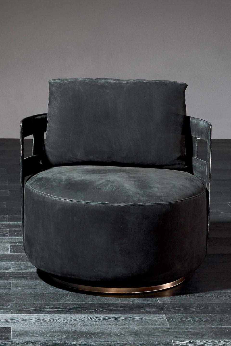 Braid armchair | Rugiano. Luxurious upholstered armchair offering exceptional comfort and modern design, available in two versatile shapes.