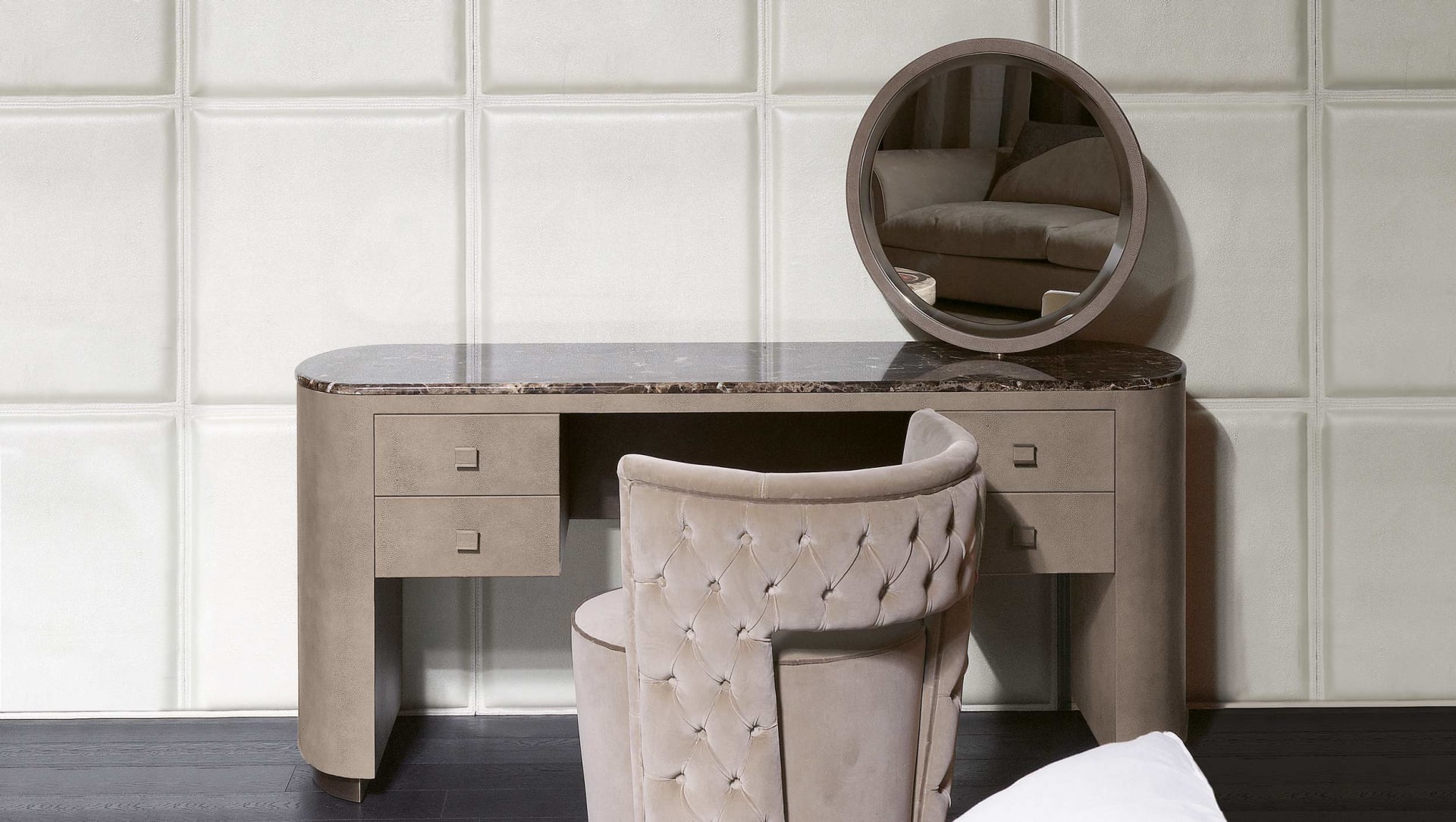 Damasse dressing table | Rugiano. Elegant vanity table with integrated mirror and discreet drawers, perfect for a refined bedroom or dressing area.