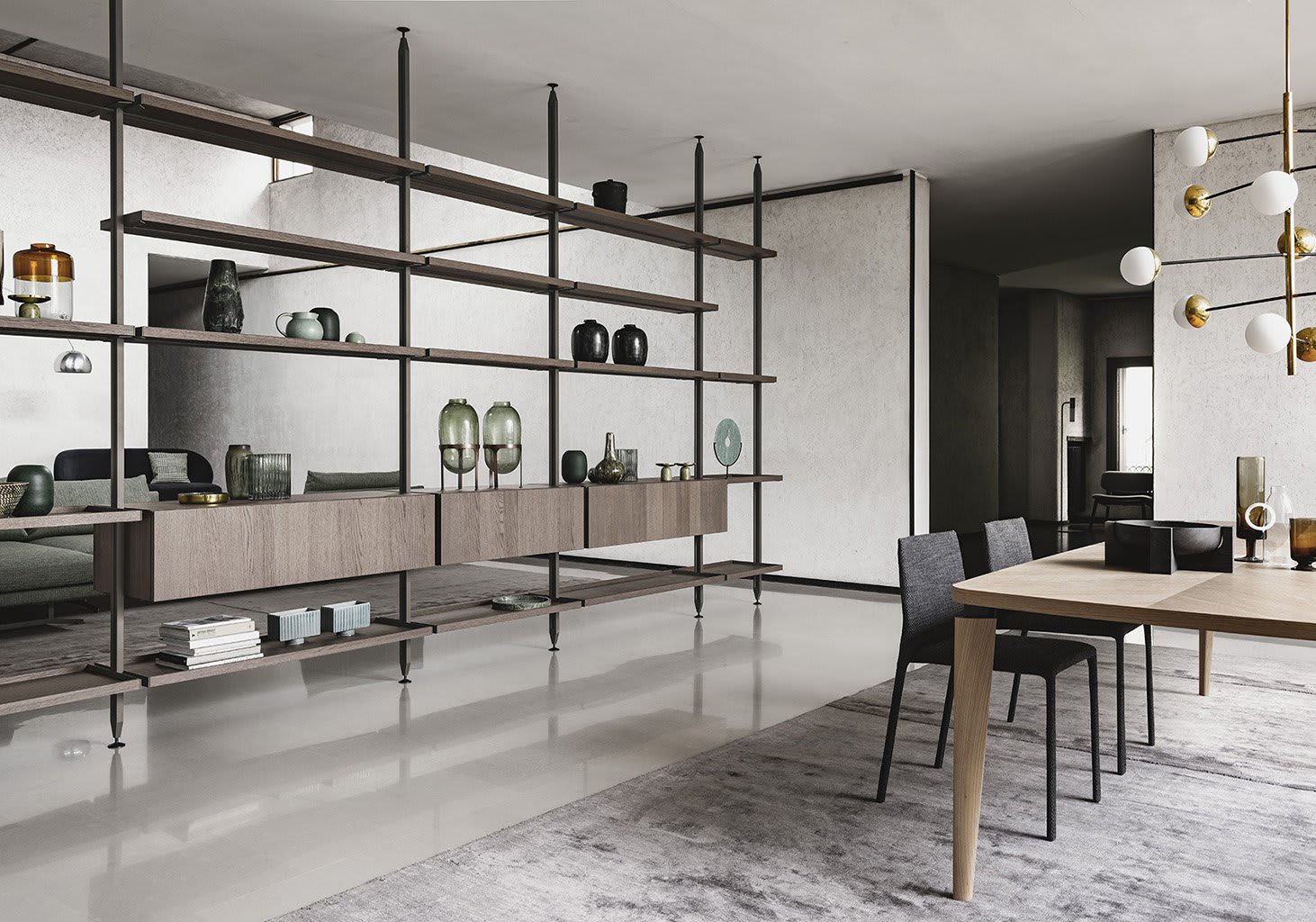 Antis bookcase | ALF Dafre. Modular living area system with adjustable elements and unique, hole-free aluminum uprights for versatile configuration.