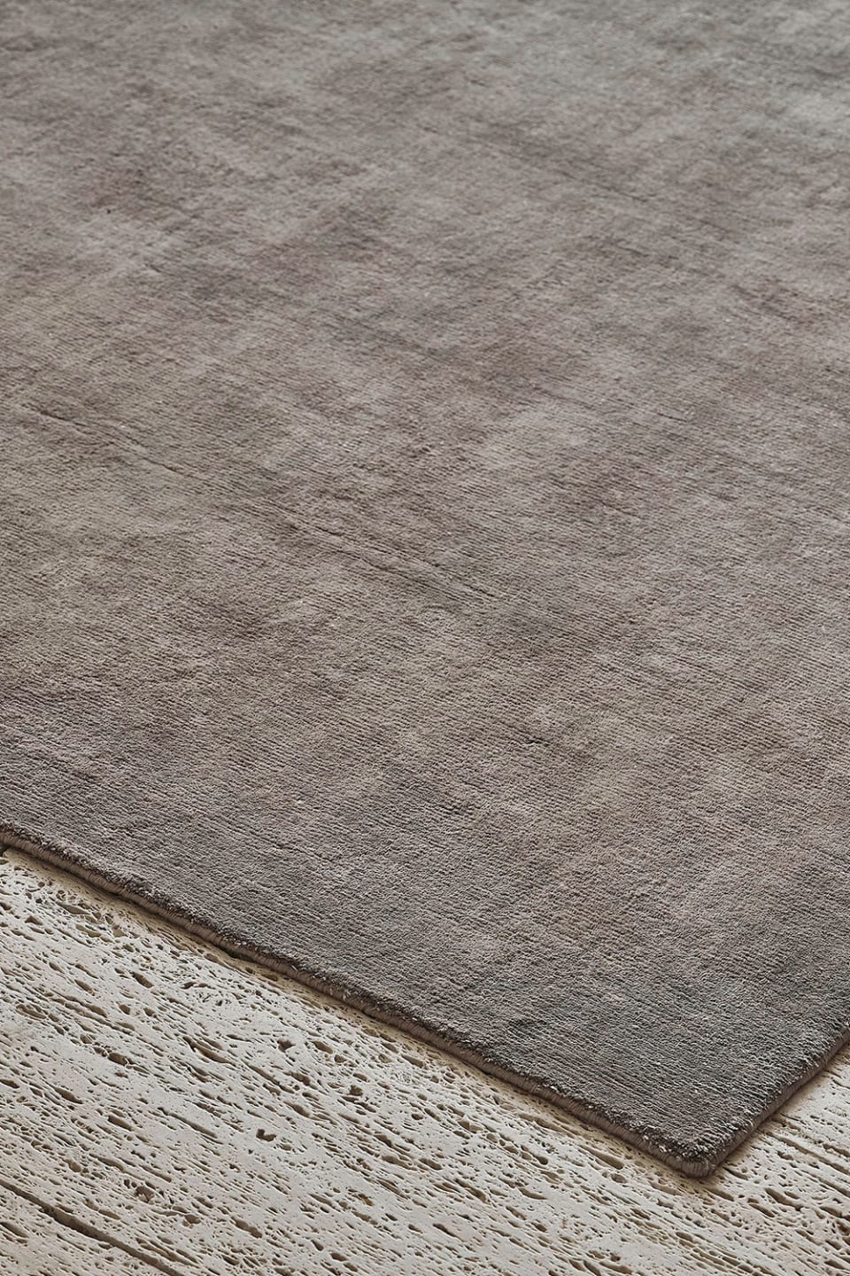 Decoplein rug | Rugiano. Exquisite designer rug, creating comfort and harmony with a deep gray hue and soft texture.