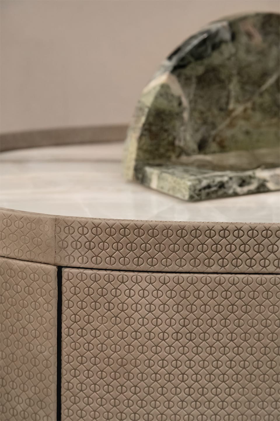 Boheme chest of drawers | Rugiano. Luxurious chest of drawers with three leather-upholstered drawers, a sophisticated marble top, and elegant gloss brass accents.