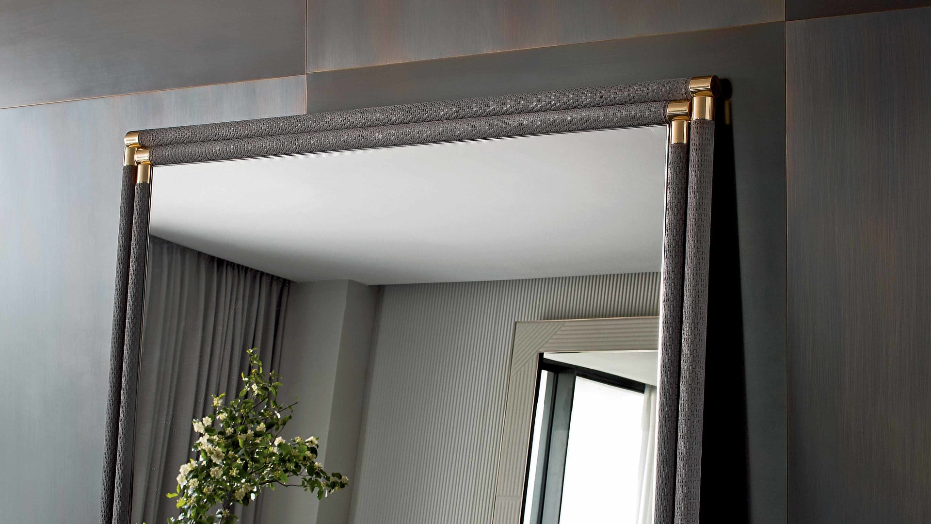 Boheme mirror | Rugiano. Elegant freestanding mirror with leather upholstery and refined metal details, perfect for luxurious interiors.