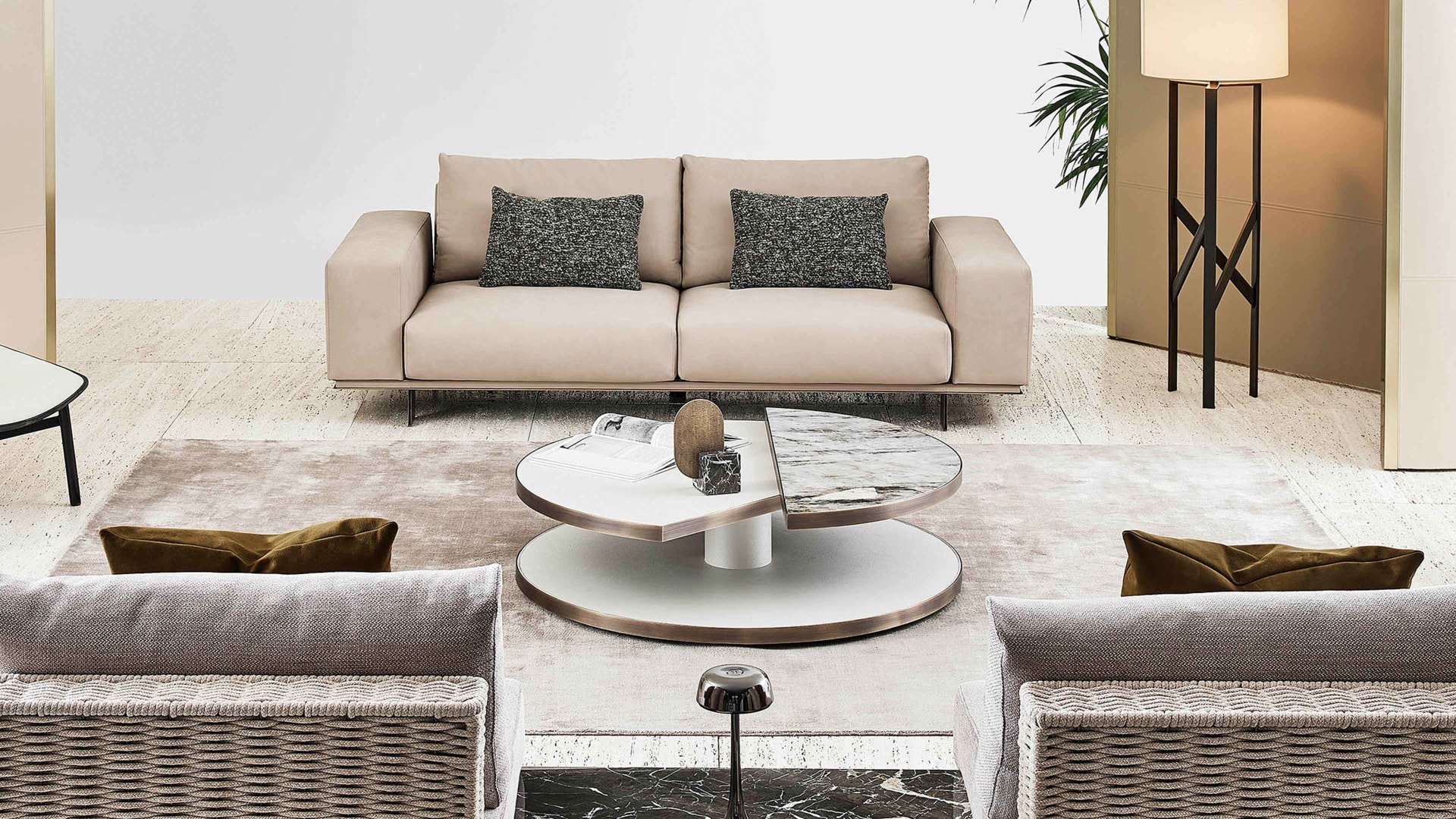 Moon coffee table | Rugiano. A luxurious round coffee table featuring exquisite marble and leather or ebony tops, complemented by elegant bronze profiles.