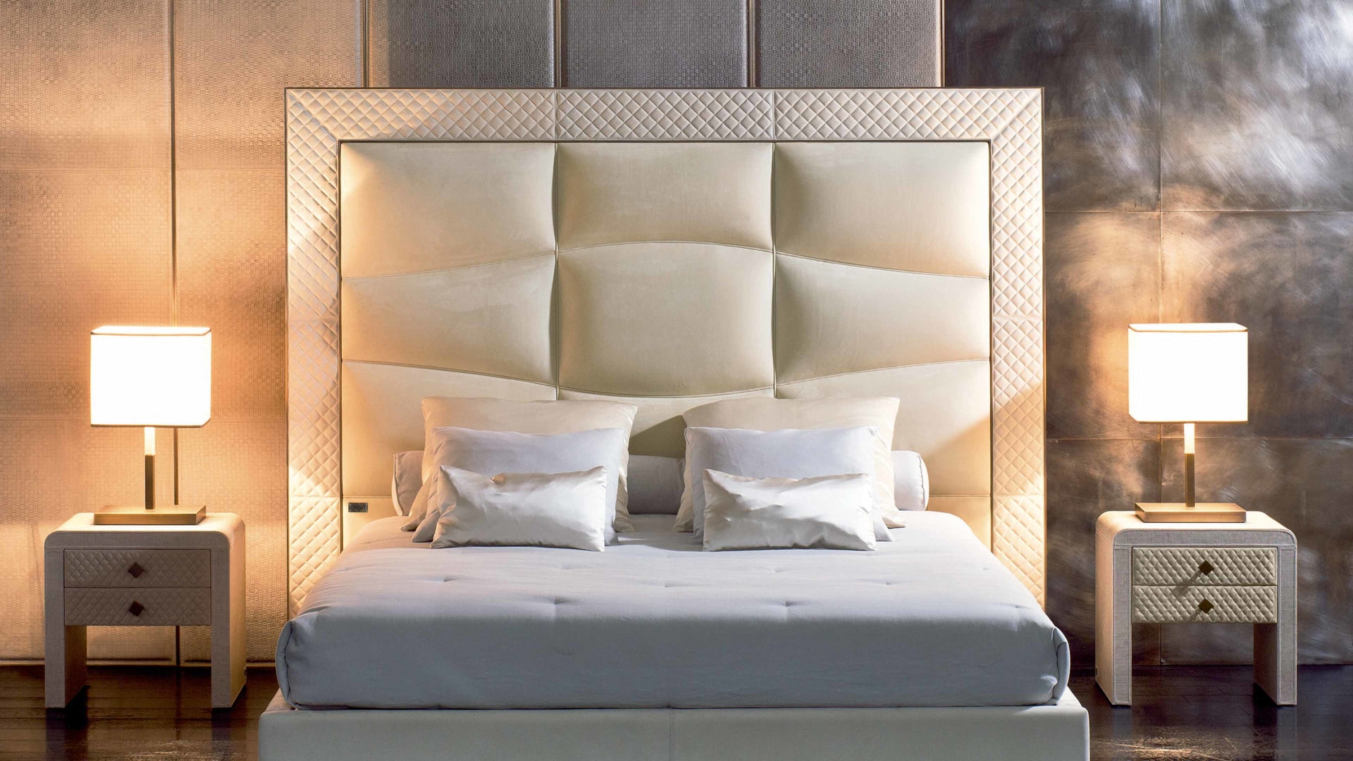 Onda bed | Rugiano. Elegant bed with a wave-patterned upholstered headboard, combining modern design and luxurious comfort.