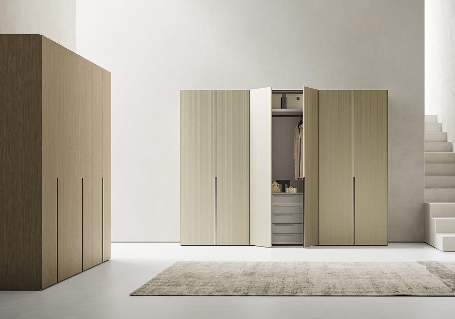 Go wardrobe | ALF Dafre. Elegant swinging door with versatile handle configurations, perfect for modern interiors.