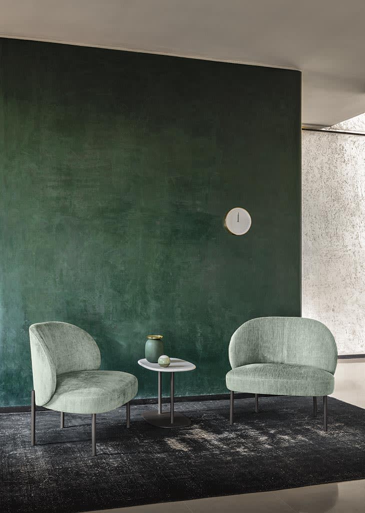 Neyõ tavolino side table | ALF Dafre. Elegant side table with a curved top and metal base, perfect for living areas or bedrooms.