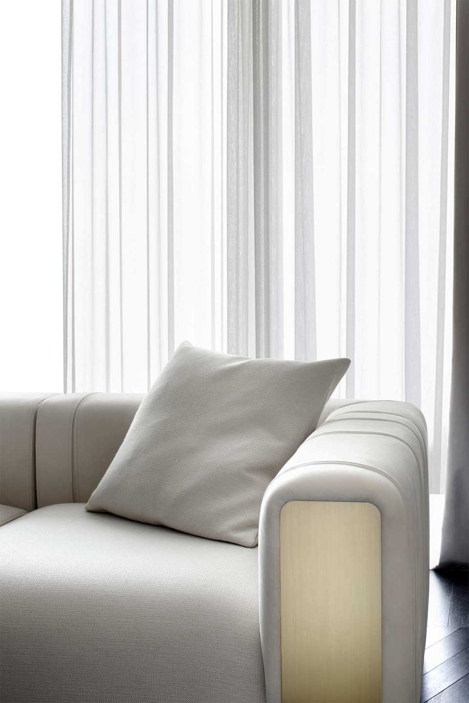 Luz armchair | Rugiano. Luxurious upholstered sofa with distinctive brushed brass armrest details and elegant pleated backrest.