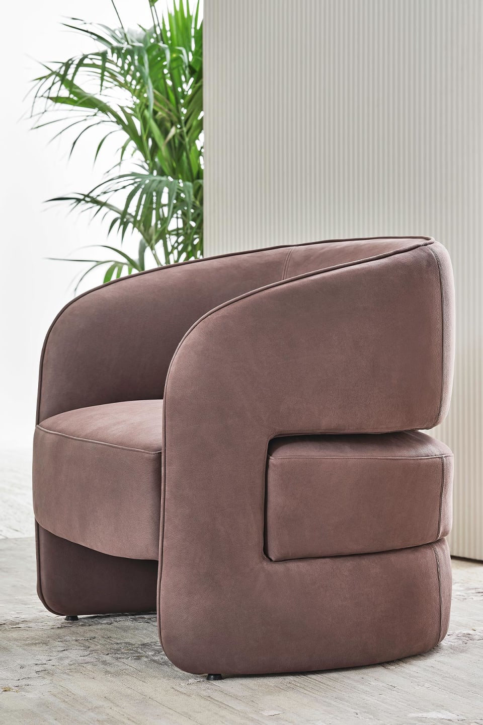 Ambra armchair | Rugiano. An armchair blending simplicity and sinuosity, offering comfort and a versatile contemporary touch for any interior.
