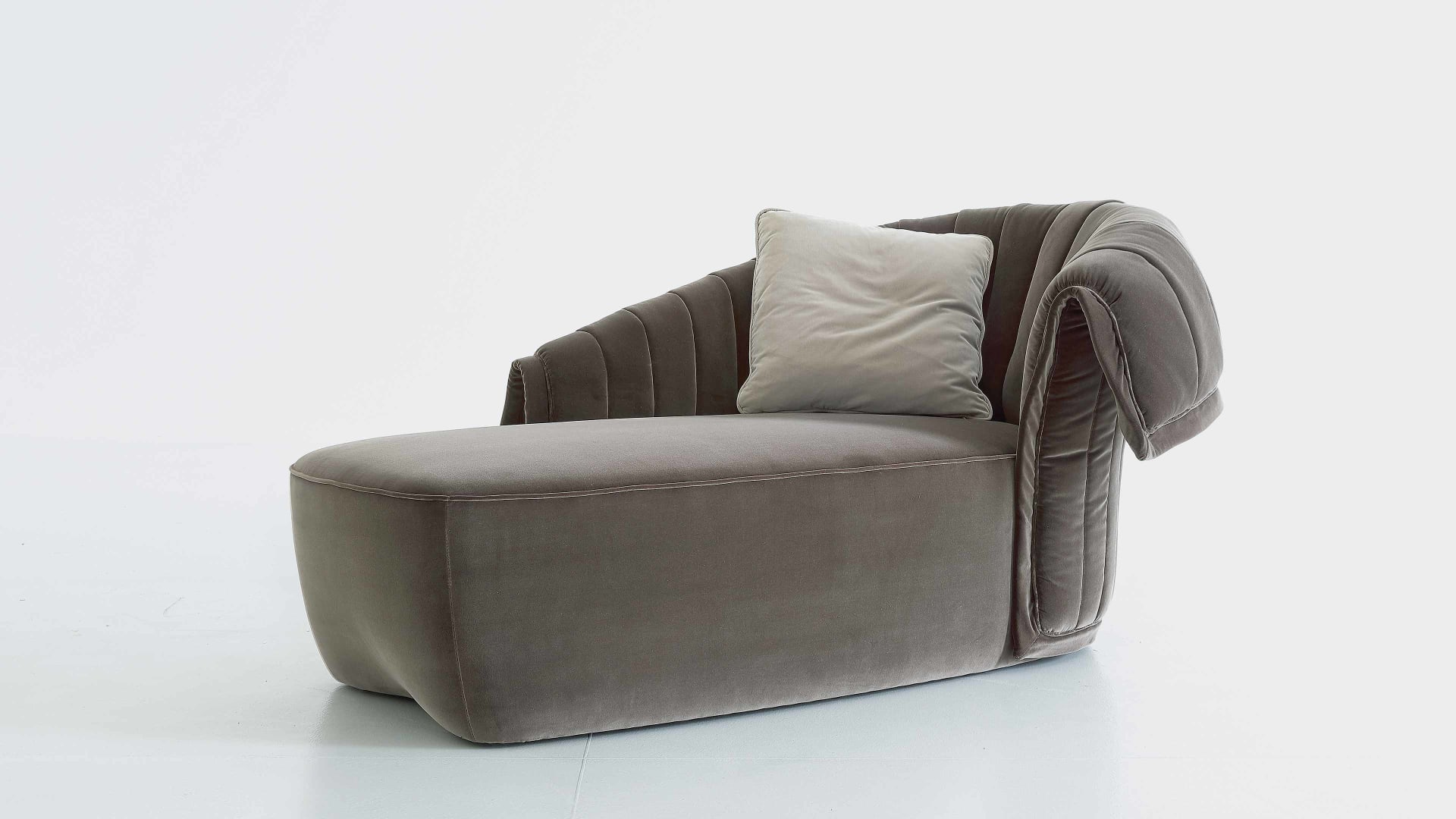 Manta 2 chaise longue | Rugiano. Exquisite chaise longue with a unique sculptural backrest, flowing forms, and luxurious velvet upholstery for ultimate comfort.