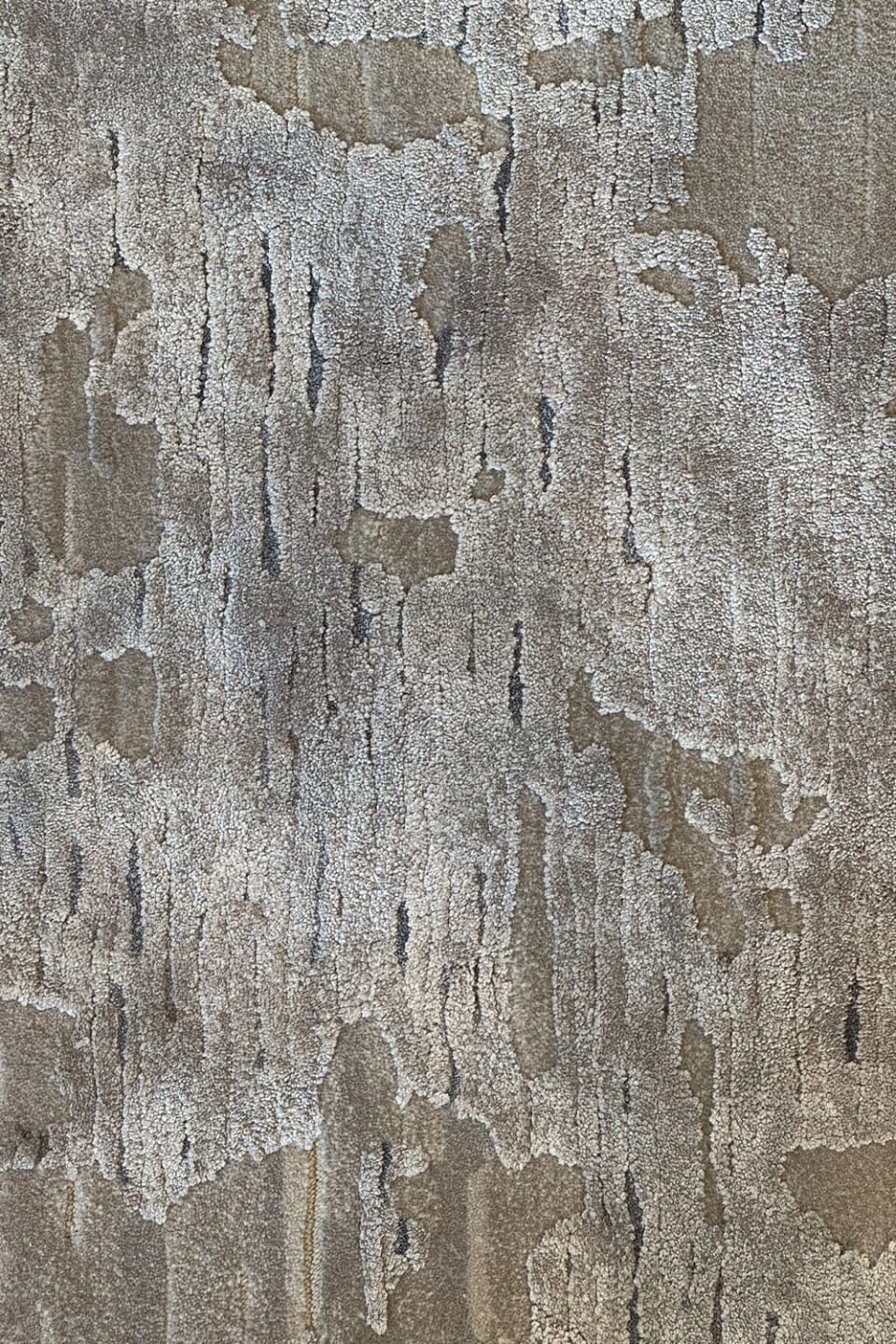 Atic Grey rug | Rugiano. Elegant rug featuring an abstract pattern in grey and beige tones, perfect for modern interiors.