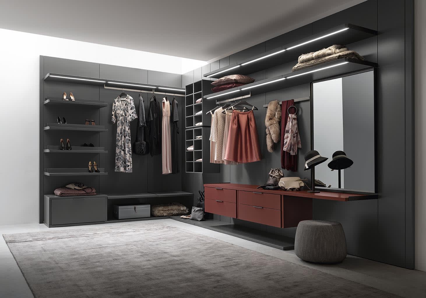 Store closet | ALF Dafre. Modular walk-in wardrobe system with a wide range of elements for perfect organization and personalized design.