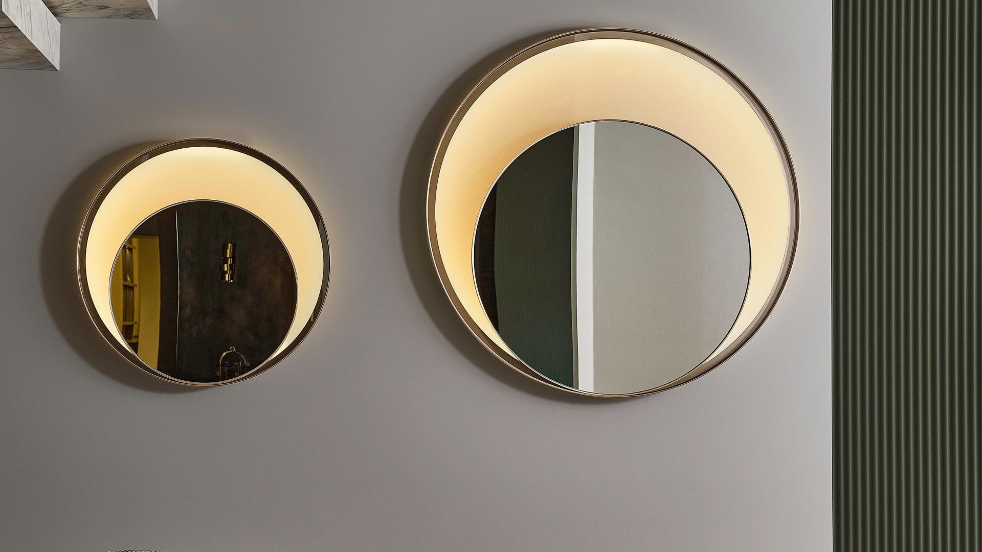 Double Ring mirror | Rugiano. Elegant round mirror with a metal frame and integrated decorative lighting, creating an atmosphere of luxury.