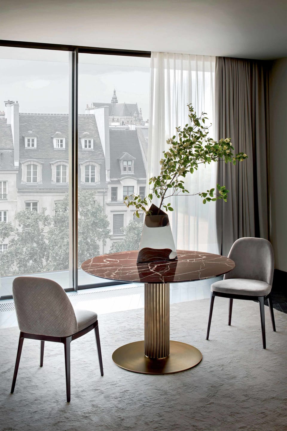 Liberty table | Rugiano. Elegant dining table with a distinctive column-like bronze base and luxurious marble or hand-painted top.