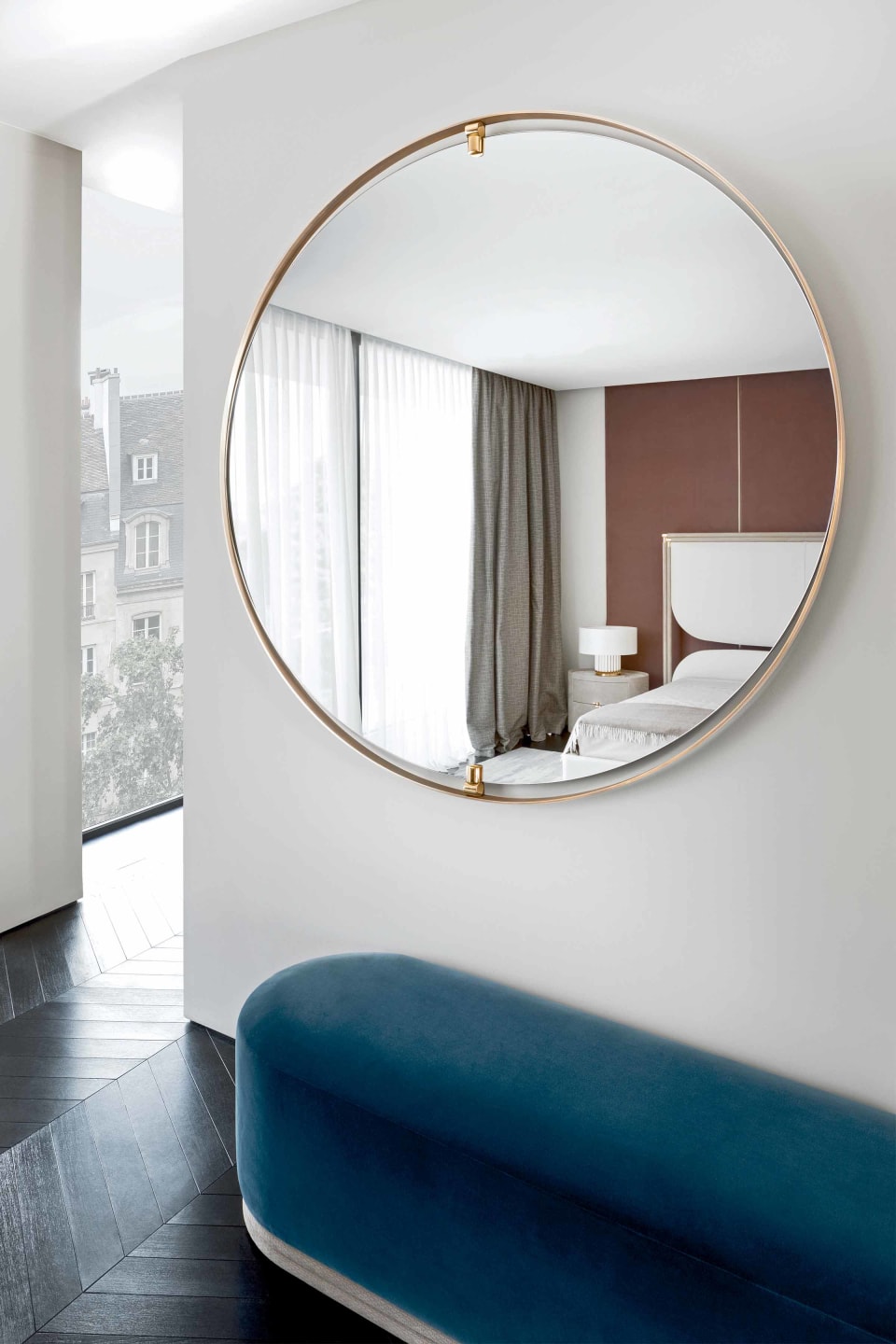 Ofelia mirror | Rugiano. Round designer mirror with a luxurious bronze frame and glossy brass details, blending Art Deco and modern styles.