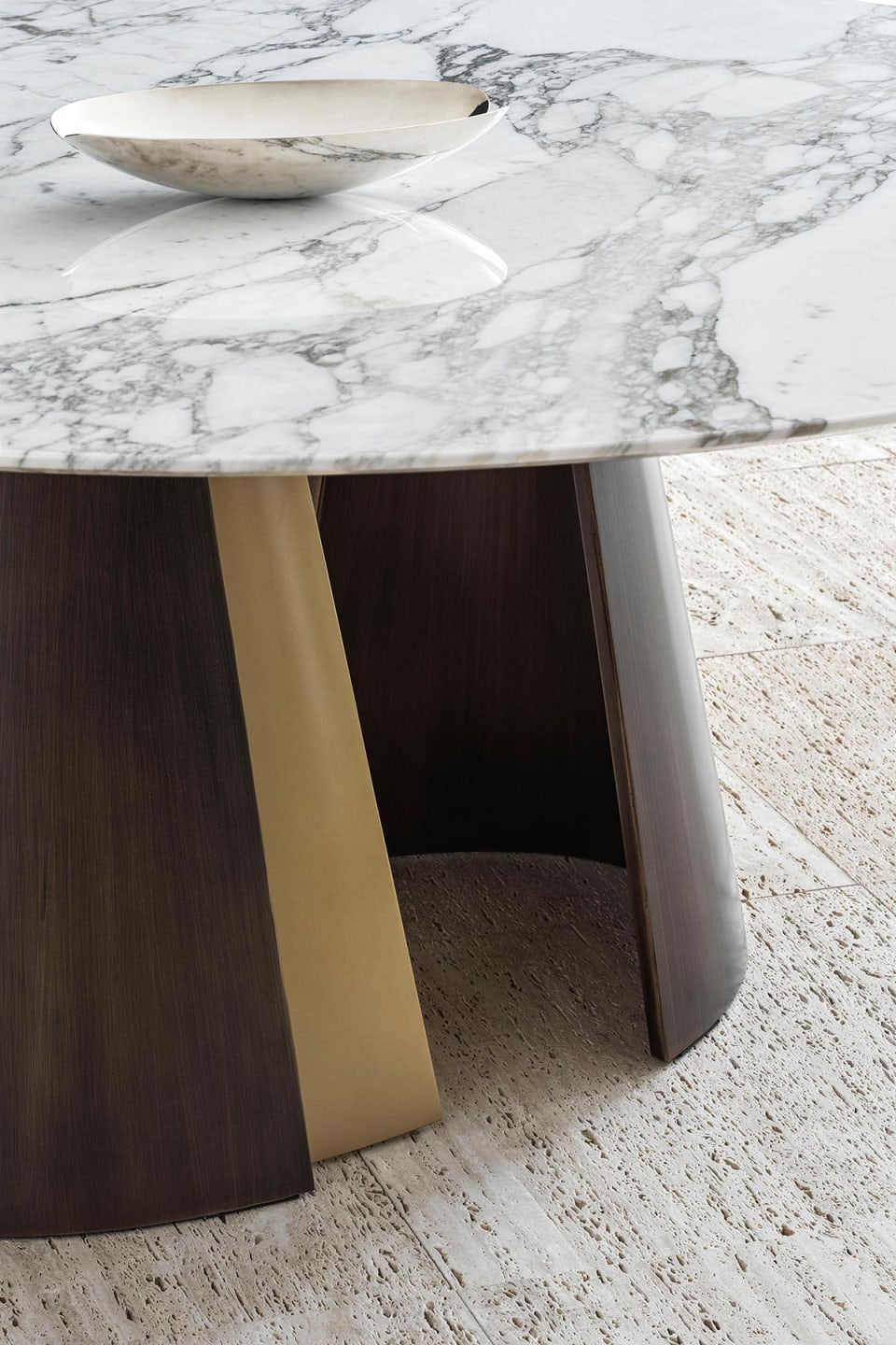 Absolute table | Rugiano. A luxurious dining table featuring a sculptural metal base with contrasting finishes and versatile top options.