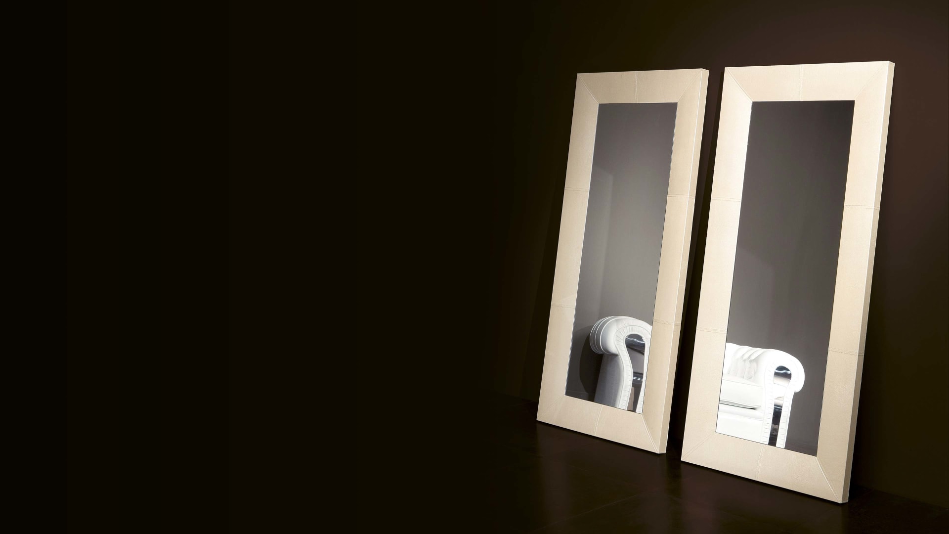 Bucarest mirror | Rugiano. Elegant mirror with a multifaceted frame design, available in various sizes.