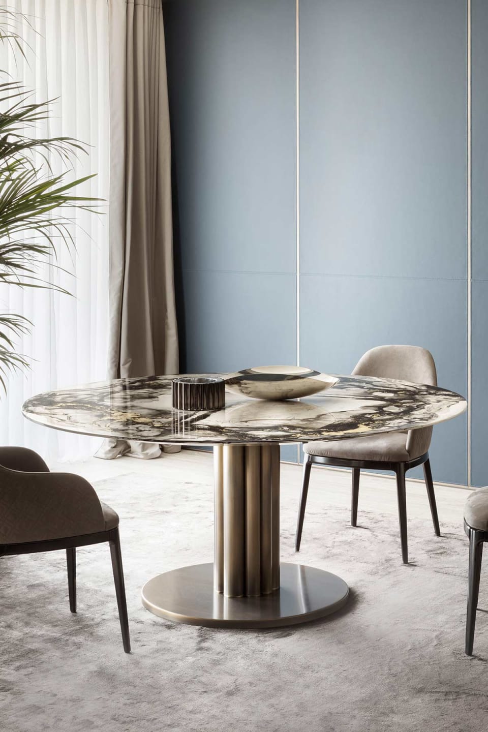 Forest Round table | Rugiano. An exquisite round dining table with skillfully welded metal legs and a customizable top in wood, marble, or leather.