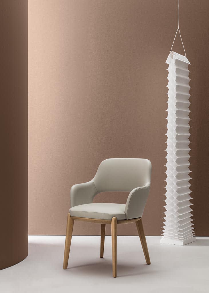 Tina chair | ALF Dafre. Elegant chair with a metal frame and soft upholstery, perfect for modern interiors.