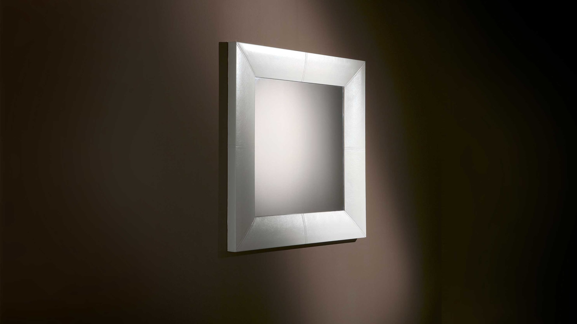 Bucarest mirror | Rugiano. Elegant mirror with a multifaceted frame design, available in various sizes.
