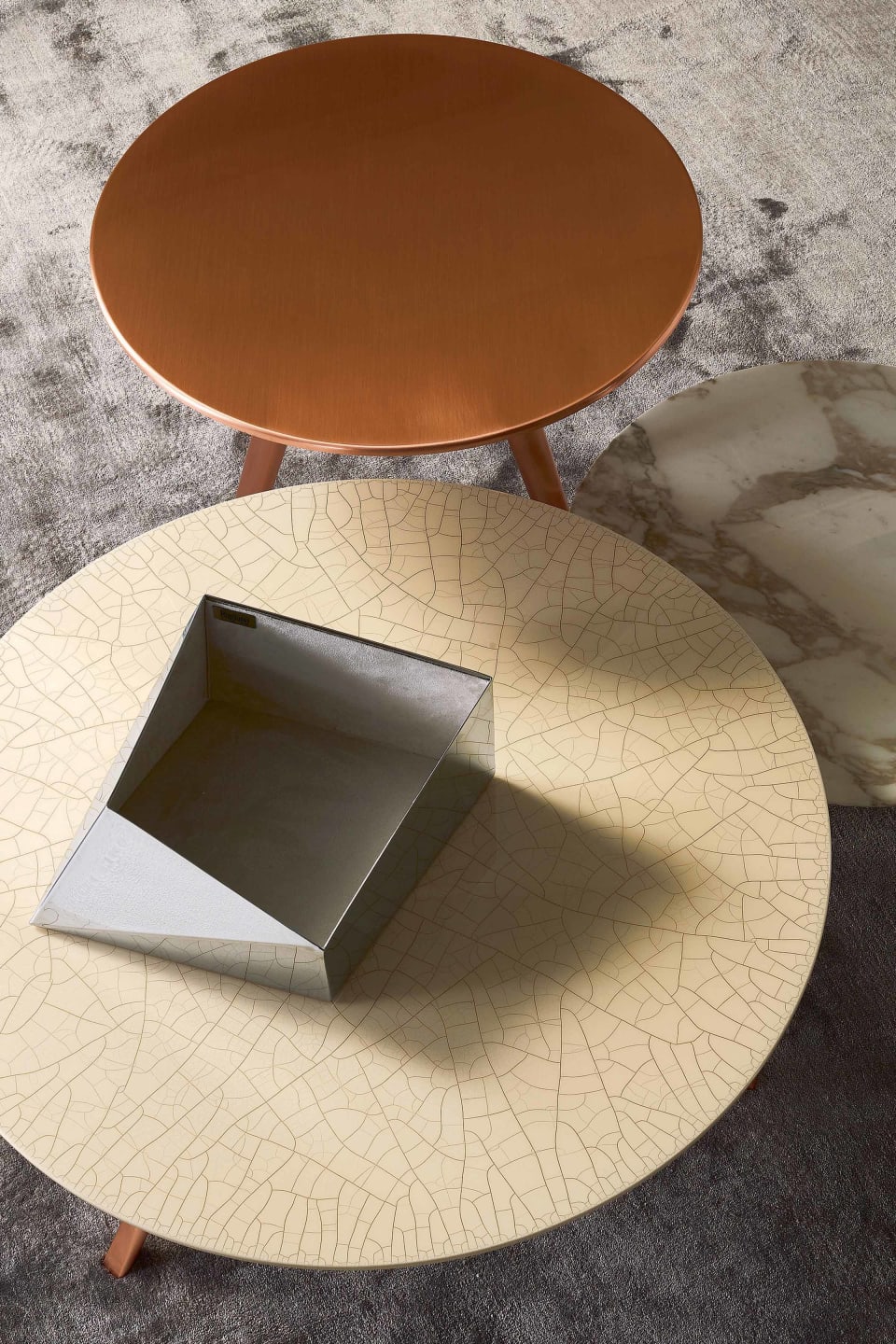 Lord coffee table | Rugiano. Versatile coffee table with metal base and various top finishes like wood, leather, or marble, available in different shapes.